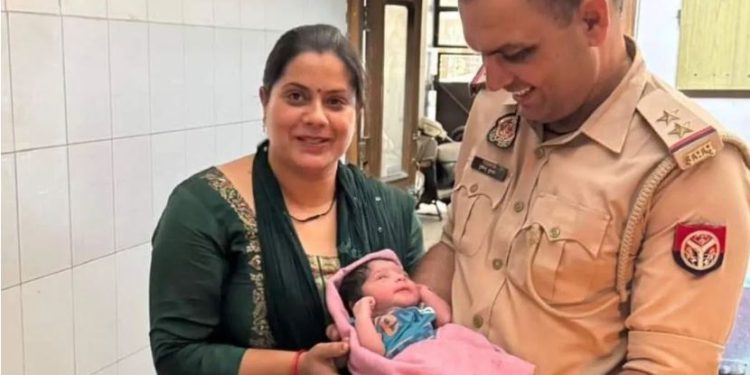 गाजियाबाद: झाड़ियों में मिली नवजात बच्ची, चौकी इंचार्ज ने किया गोद लेने का फैसला लेकिन…