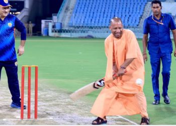 सीएम योगी ने उठाया क्रिकेट बैट और लगा दिया जोरदार शॉट, लखनऊ में दिखा दिलचस्प नजारा