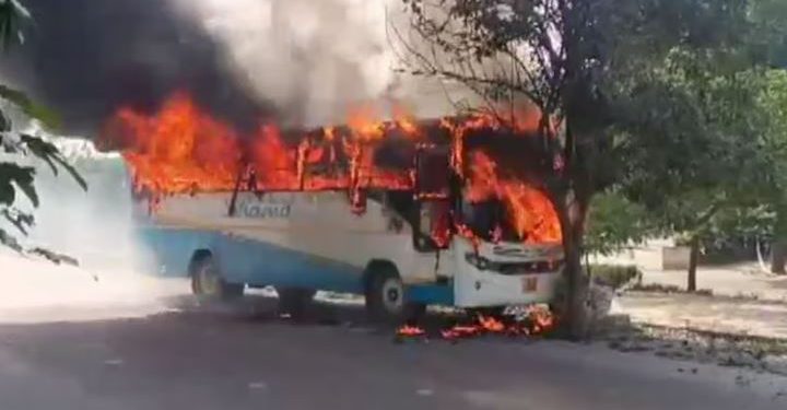 ग्रेटर नोएडा वेस्ट में बस में लगी भीषण आग, खाक हुई बस