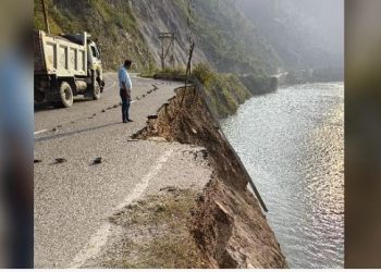 ऋषिकेश-बदरीनाथ नेशनल हाईवे का 50 मीटर हिस्सा नदी में समाया, PWD मरम्मत में जुटा