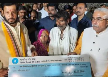 अमेठी हत्याकांड: पीड़ितों को 5 बीघा जमीन, 5 लाख नगद, 33 लाख का चेक और एक आवास, प्रभारी मंत्री ने सौंपे कागजात