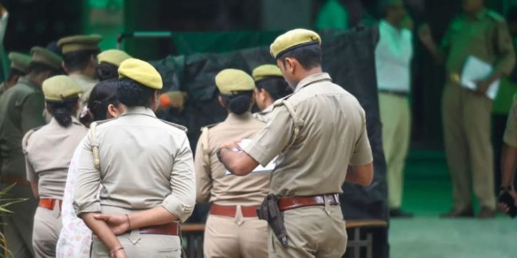 कानपुर में दारोगा ने महिला को किया बैड टच, शिकायत पर अधिकारियों ने साधी चुप्पी