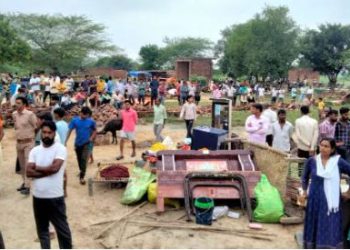 यूपी में अधिकारियों के सामने लेखपालों को दौड़ा-दौड़ाकर पीटा, अखिलेश की टिप्पणी के बाद गरमाया अतिक्रमण का मामला