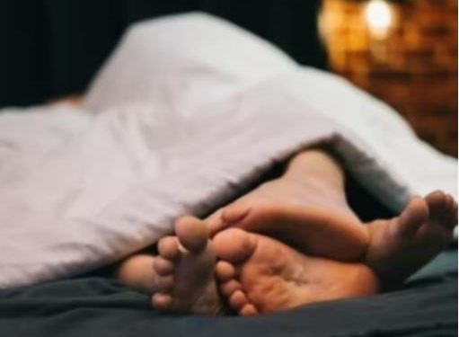 बत्ती थी गुल, पति की जगह दुल्हन के बिस्तर पर लेट गया पड़ोसी… असलियत पता चली तो हो चुका था कांड