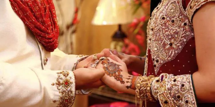 लव मैरिज करने वाले कपल में गांव में घुसने से रोका, पंचायत ने ग्रामीणों से स्टांप पेपर पर लिए सिग्नेचर