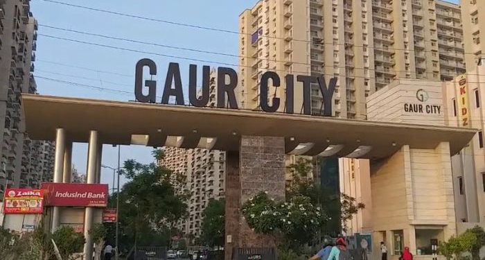 गौर सिटी-2 सोसायटी में 27वें फ्लोर से 12वें फ्लोर की बालकनी में गिरी बच्ची, हालत गंभीर