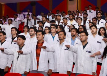 शारदा विश्वविद्यालय में व्हाइट कोट सेरेमनी का हुआ आयोजन