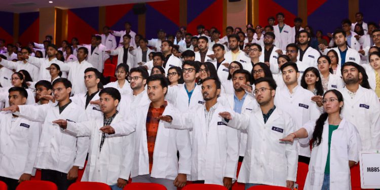 शारदा विश्वविद्यालय में व्हाइट कोट सेरेमनी का हुआ आयोजन