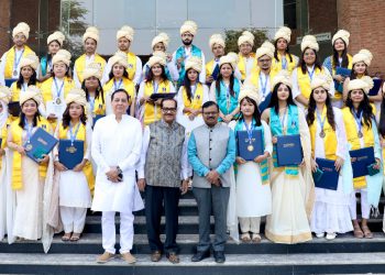 शारदा यूनिवर्सिटी में 8वें दीक्षांत समारोह का हुआ आयोजन, 3511 छात्रों को दी गई डिग्रियां 