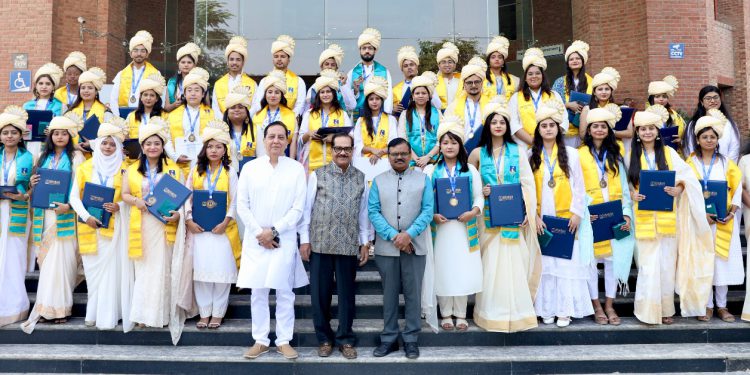 शारदा यूनिवर्सिटी में 8वें दीक्षांत समारोह का हुआ आयोजन, 3511 छात्रों को दी गई डिग्रियां