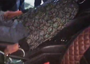 सोसायटी के बाहर कार में संदिग्ध परिस्थिति में मिला युवक का शव, ज्यादा शराब पीने से मौत की आशंका