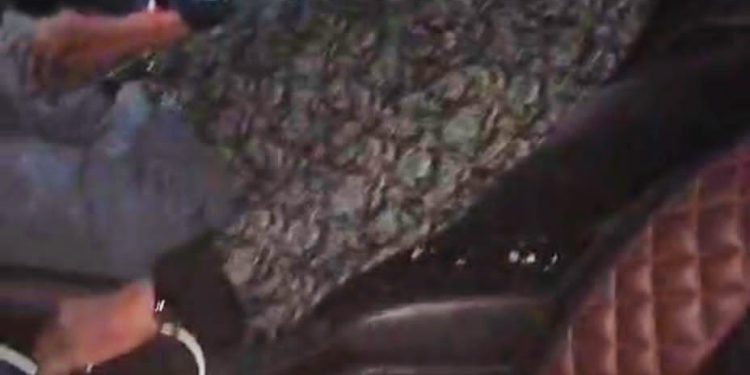 सोसायटी के बाहर कार में संदिग्ध परिस्थिति में मिला युवक का शव, ज्यादा शराब पीने से मौत की आशंका