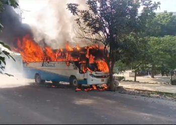 ग्रेटर नोएडा वेस्ट में चलती बस में अचानक से लगी आग, चालक ने कूद कर बचाई जान