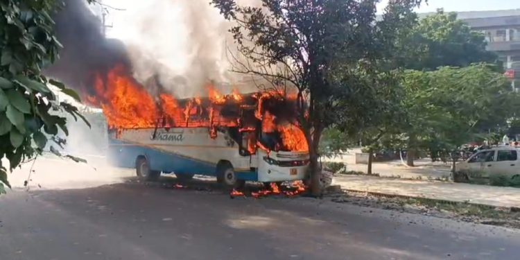 ग्रेटर नोएडा वेस्ट में चलती बस में अचानक से लगी आग, चालक ने कूद कर बचाई जान