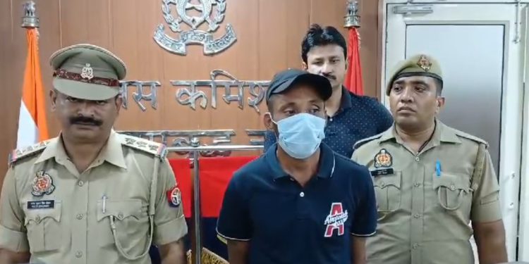 ग्रीन बेल्ट में हुई बुजुर्ग की हत्या का खुलासा करते हुए पुलिस ने आरोपी को किया गिरफ्तार