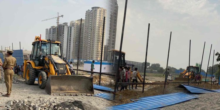 ग्रेटर नोएडा प्राधिकरण ने बिसरख में जमीन अतिक्रमण पर चलाया बुल्डोजर
