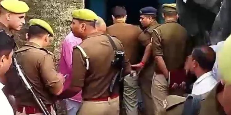 पहले बेटे, फिर मां और आखिरी में पिता को उतारा मौत के घाट, एक मृतक के सीने में मिला पेचकस