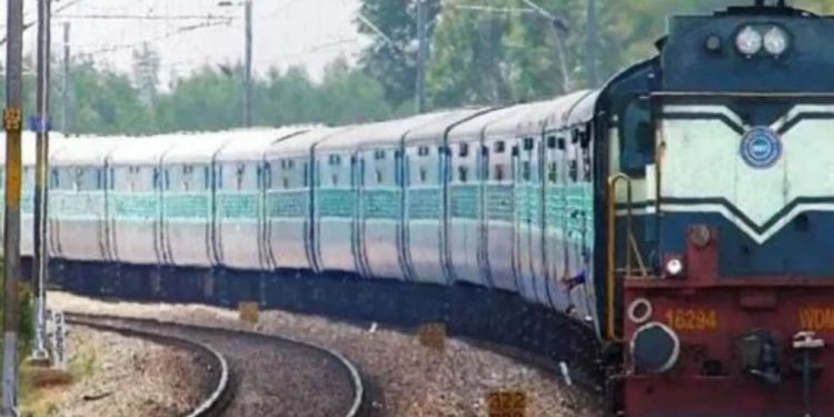 दरभंगा से दिल्ली आ रही बिहार संपर्क क्रांति में बम की सूचना से हड़कंप, गोंडा स्टेशन पर रोकी गई ट्रेन