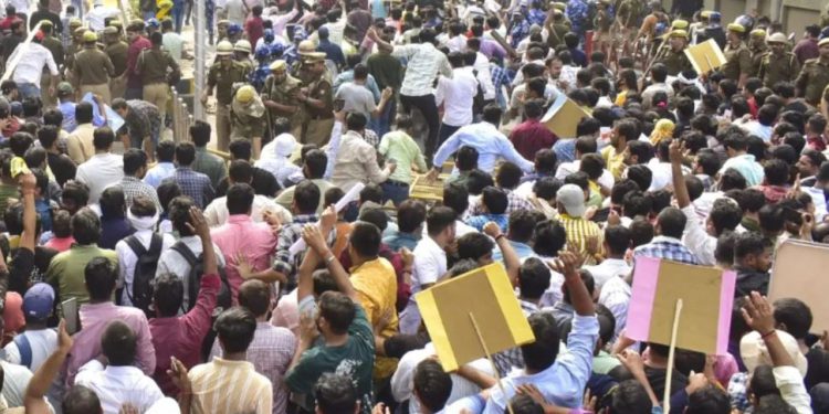 प्रयागराज में छात्रों का प्रदर्शन तीसरे द‍िन भी जारी, लगातार बढ़ती जा रही संख्‍या, समाधान की तलाश में अधिकारी