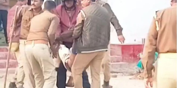 विवाद सुलझाने गए थे दरोगा जी… लोगों ने बांधकर की पिटाई; बेहोशी की हालत में मिले