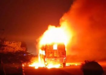 हाथरस में यमुना एक्सप्रेस-वे पर चलती स्लीपर बस में लगी आग, यात्रियों ने कूदकर बचाई जान