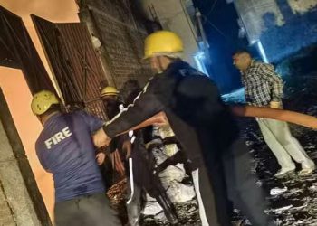 रुड़की में कबाड़ गोदाम में लगी भीषण आग, दमकल कर्मियों ने बमुश्किल पाया काबू
