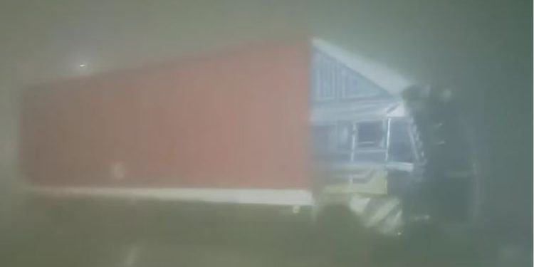 ग्रेटर नोएडा में घने कोहरे के चलते हादसा, आपस में टकराए दो ट्रक और एक बस, 19 घायल