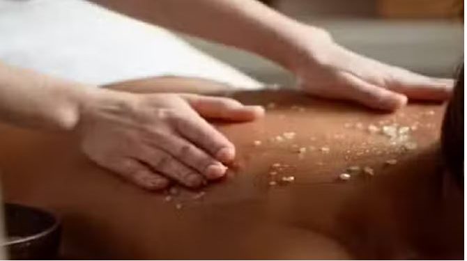 मेरठ के स्पा सेंटर पहुंचा बैंककर्मी, मालिश कराते हो गया ऐसा कांड… अब मांग रहा पुलिस से मदद