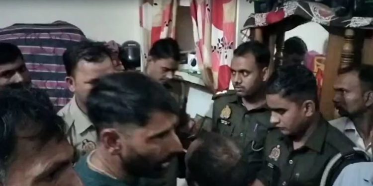 मेरठ: वसूली करने पहुंचे थे दो दरोगा… ग्रामीणों ने पकड़ा, बंधक बनाया और फिर जमकर हुई पिटाई