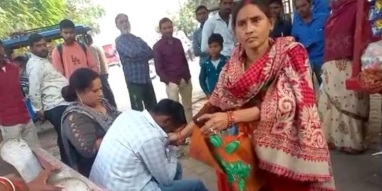 रहम की भीख मांगता रहा युवक..तीन दबंग महिलाओं ने की पिटाई