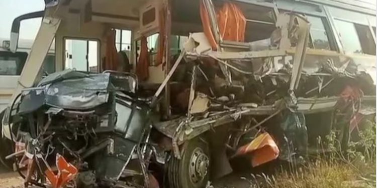 फतेहपुर में भीषण सड़क हादसा, बारातियों से भरी बस ट्रेलर से टकराई, 3 की मौत-15 घायल