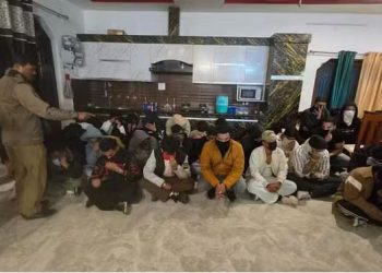 नाइट हाउस पार्टी कर रहे 57 युवक-युवतियां को पुलिस ने पकड़ा, परोसी जा रही थी शराब