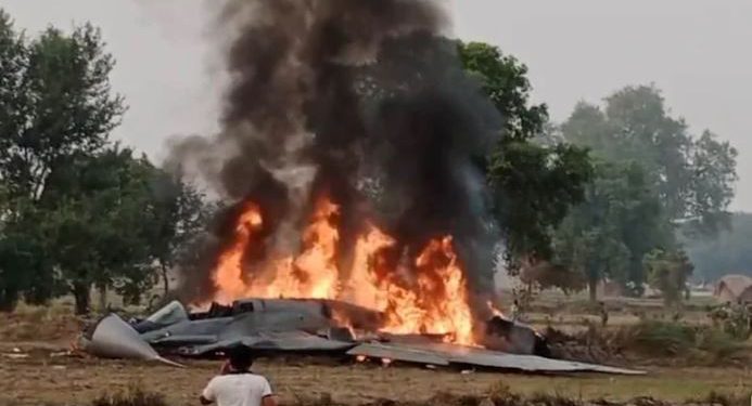 आगरा: वायुसेना का विमान क्रैश का लाइव VIDEO, पैराशूट से कूदते नजर आए पायलट