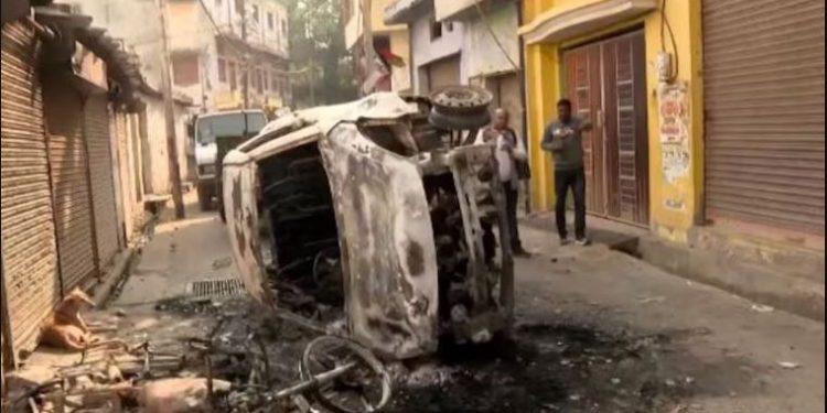 संभल में जामा मस्जिद के सर्वे पर बवाल, तीन की मौत के बाद इंटरनेट बंद; कमिश्नर ने कैसे संभाला मोर्चा?