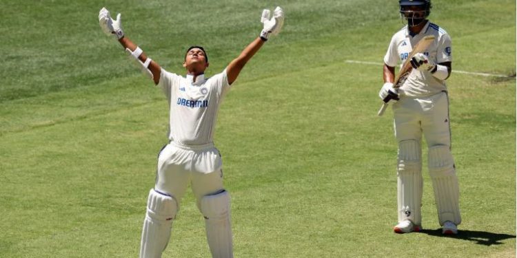 पर्थ में शतक जड़ यशस्वी जायसवाल ने रचा इतिहास, कर ली सचिन तेंदुलकर की बराबरी