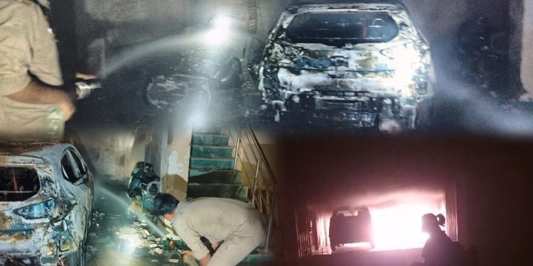 शाहबेरी में पार्किंग में लगी आग दो कार सहित पांच वाहन जले, आग में फ़सी एक महिला और दो बच्चों को सकुशल निकाल बाहर