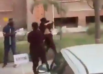 शारदा यूनिवर्सिटी में नर्सिंग की छात्राओं के बीच जमकर चले लात-घुसे, वीडियो वायरल