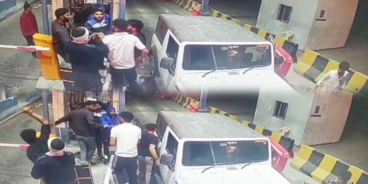 थार सवार दबंगों ने टोल कर्मी के साथ की जमकर मारपीट, वीडियो सोशल मीडिया पर वायरल