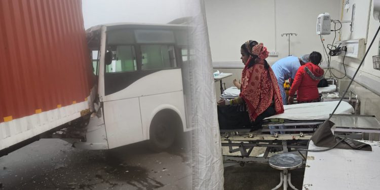 घने कोहरे के चलते ईस्टर्न पेरिफेरल एक्सप्रेसवे पर हुआ हादसा, दो ट्रक और एक बस आपस में टकराई 19 लोग घायल