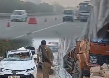 यमुना एक्सप्रेसवे पर तेज रफ्तार ट्रक ने दो कारों को मारी टक्कर, 8 लोग घायल