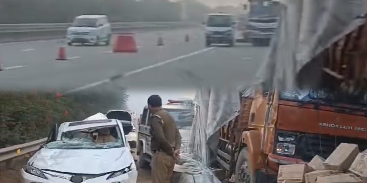 यमुना एक्सप्रेसवे पर तेज रफ्तार ट्रक ने दो कारों को मारी टक्कर, 8 लोग घायल