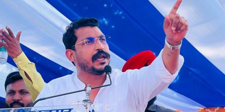 यूपी में खुलेआम गोलियां चल रही और कानून व्यवस्था को अच्छा बताना… यह एक मजाक है – आजाद