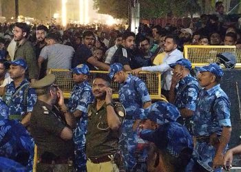 प्रयागराज: लोकसेवा आयोग के सामने अभ्यर्थ‍ियों का प्रदर्शन जारी, रात के अंधेरे में मोबाइल की लाइटें जलाकर डटे छात्र