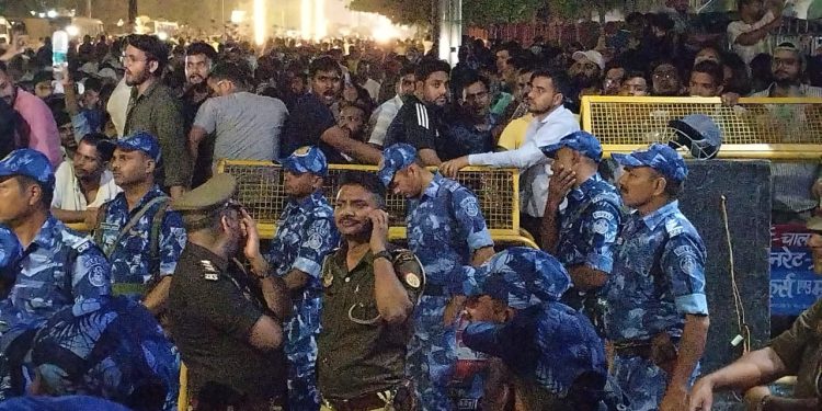 प्रयागराज: लोकसेवा आयोग के सामने अभ्यर्थ‍ियों का प्रदर्शन जारी, रात के अंधेरे में मोबाइल की लाइटें जलाकर डटे छात्र