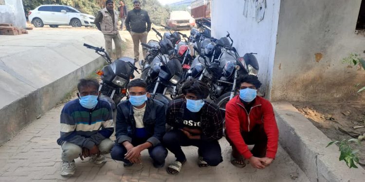नोएडा में दोपहिया वाहन चुराने वाले गिरोह का पर्दाफाश, सरगना सहित चार गिरफ्तार