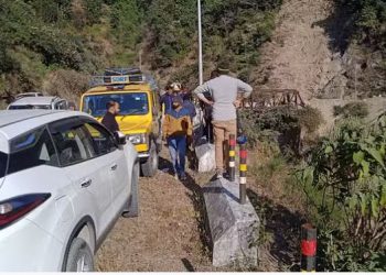 उत्तराखंड में भीषण हादसा, 200 मीटर गहरी खाई में गिरी कार, पति की मौत, पत्नी गंभीर घायल