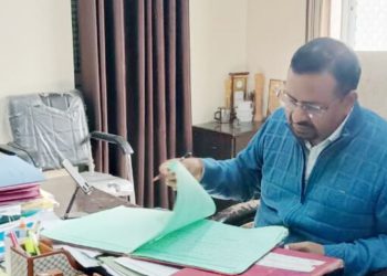 हरिद्वार डीएम ने एक साथ कई विभागों के दफ्तरों में मारा छापा, कर्मचारियों को गायब देख चढ़ा पारा