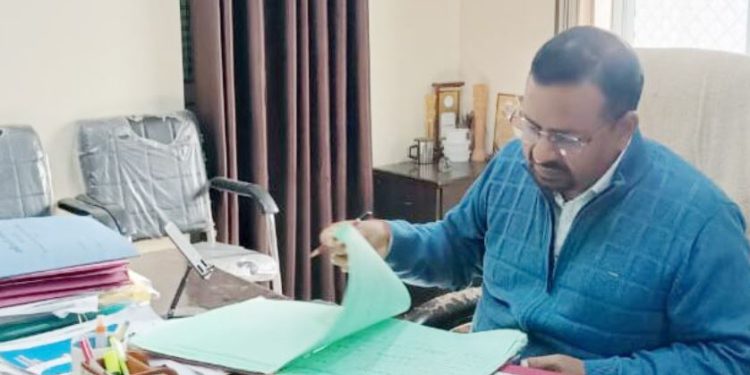 हरिद्वार डीएम ने एक साथ कई विभागों के दफ्तरों में मारा छापा, कर्मचारियों को गायब देख चढ़ा पारा