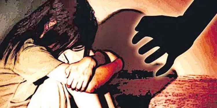 13 साल की लड़की से दुष्कर्म! हाथ-पैर बांधे, मुंह में कपड़ा ठूंसा… दुकान के अंदर बिलखती मिली मासूम