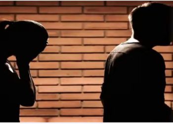 आठवीं पास पति का दर्द; बोला- ग्रेजुएट पत्नी अंग्रेजी बोल परिवार का अपमान करती है